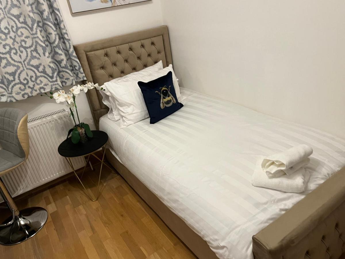 Tj Homes - Double Room With Single Bed - 3 Min To Tube Station - London Ruislip Esterno foto
